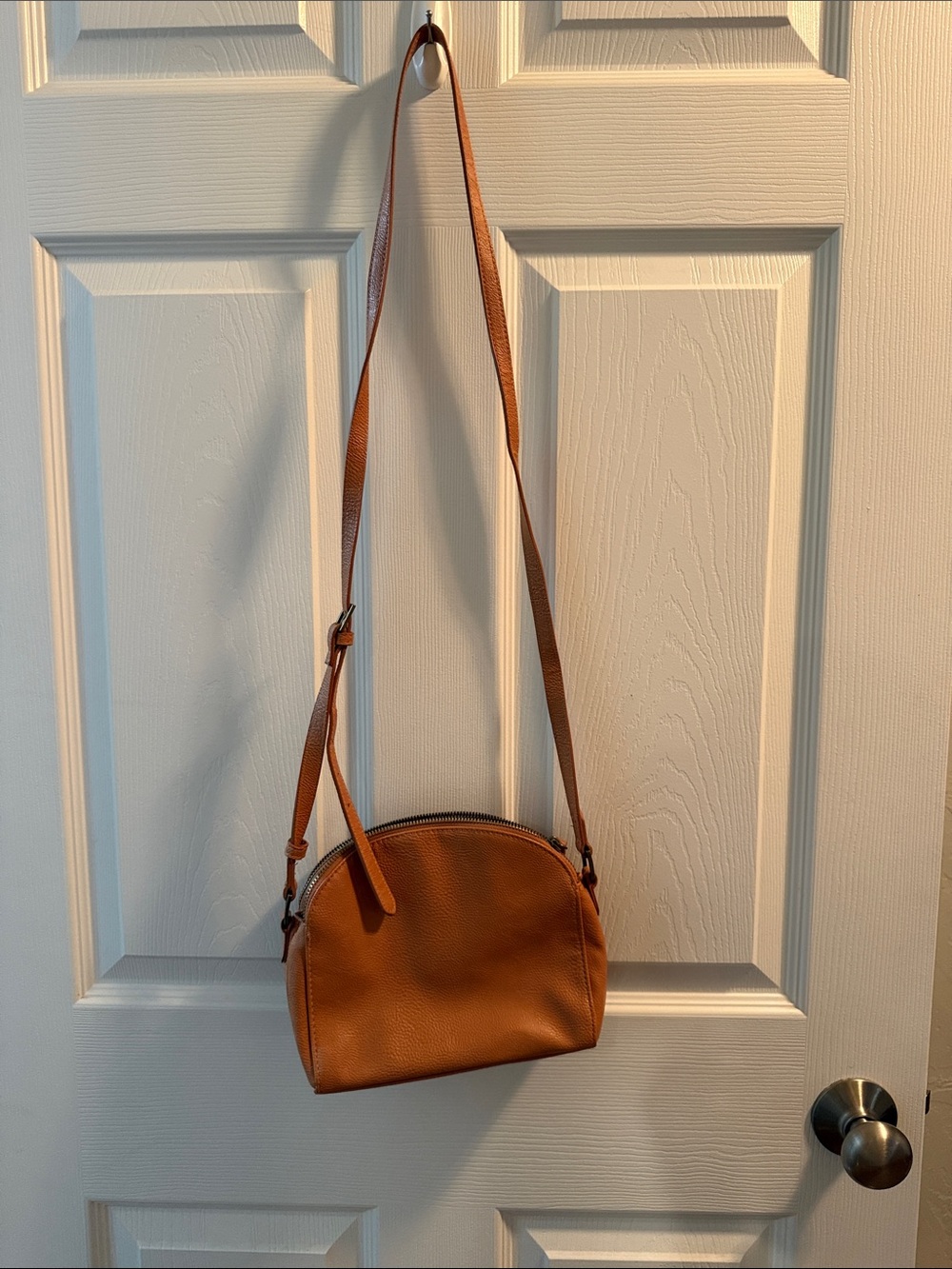 Universal Thread crossbody in Tan